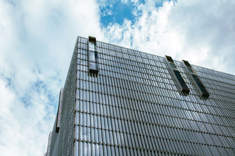 Edificio moderno visto desde abajo